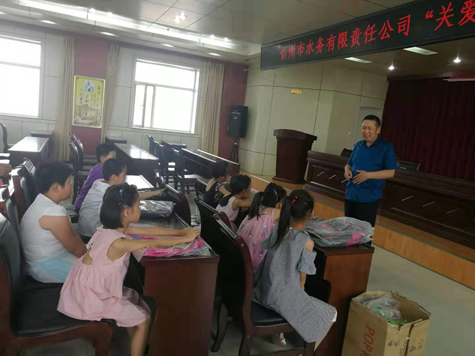 692關(guān)心下一代1.jpg 692關(guān)心下一代1.jpg