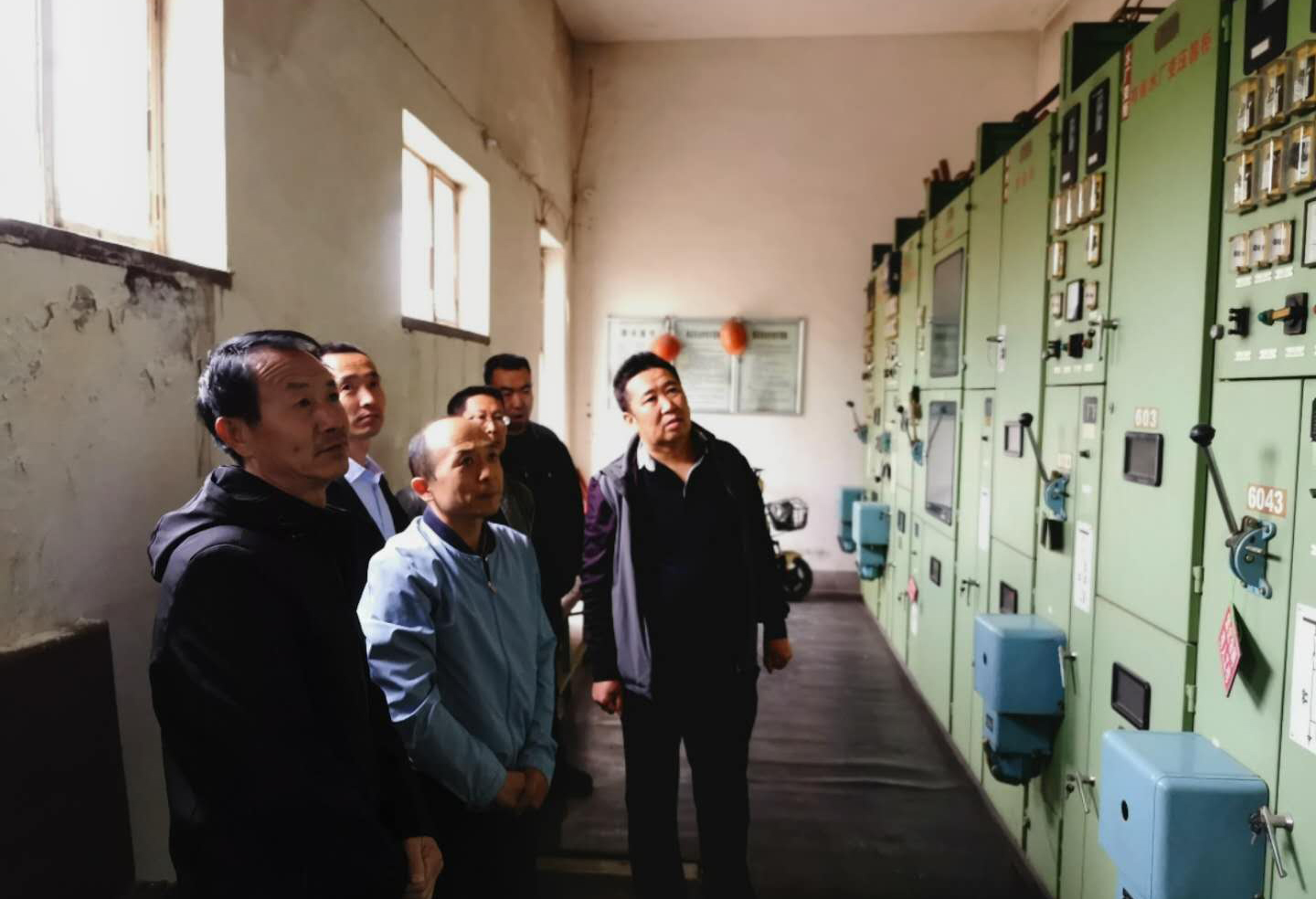 公司總經(jīng)理王建人在供水、污水生產(chǎn)一線(xiàn)開(kāi)展...