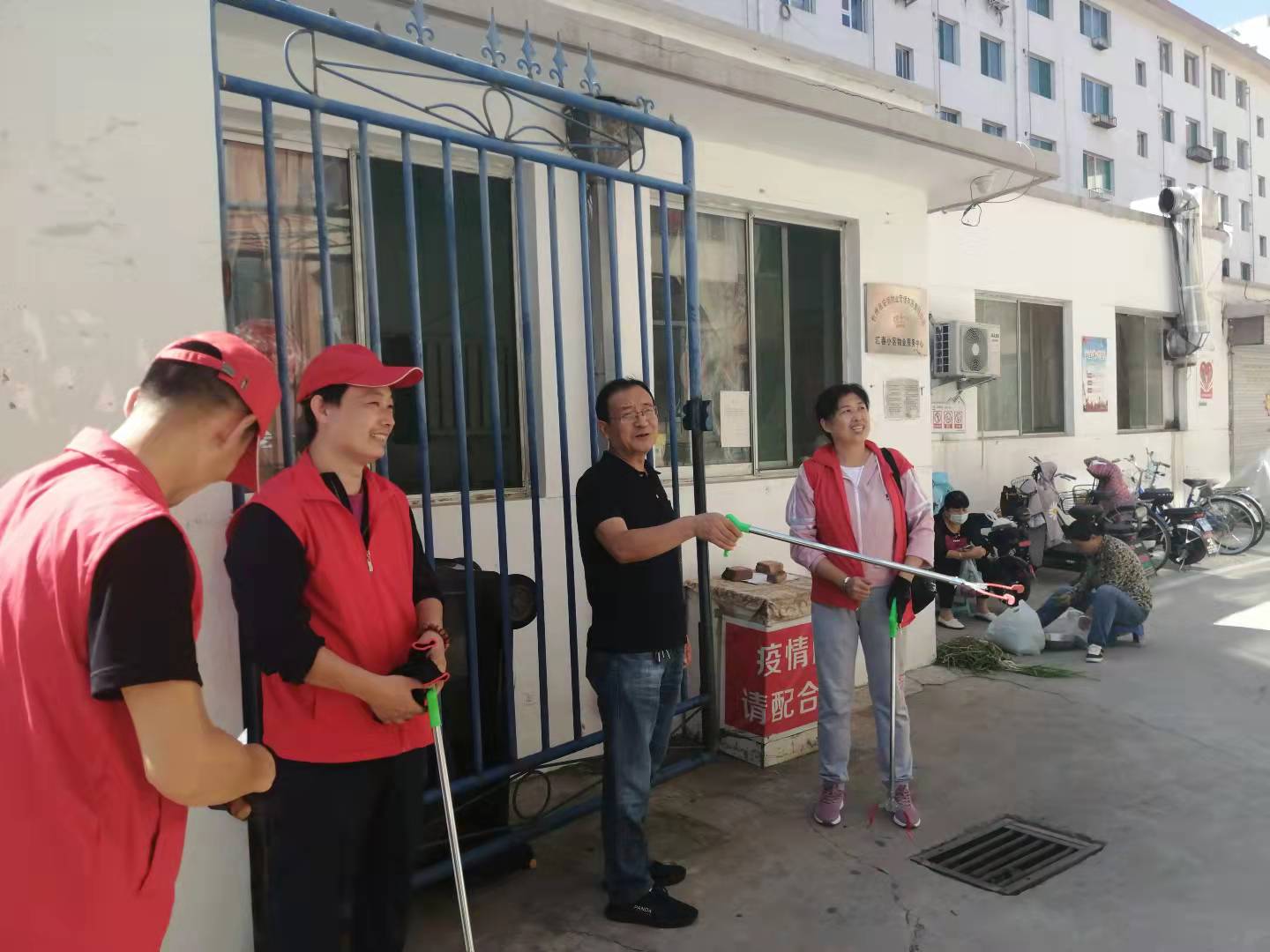 01-9月9日黨委委員、財務(wù)總監(jiān)辛建人在匯春小區(qū)檢查指導(dǎo)志愿者服務(wù).jpg